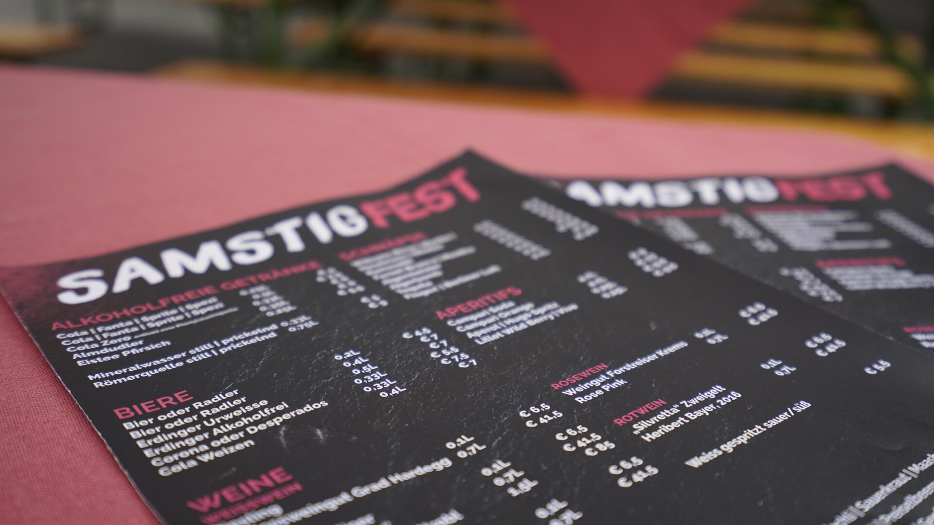 Ein Restaurant-Menü mit der Aufschrift "SAMSTIÖFEST". Die Karte bietet verschiedene Getränke und Speisen an.